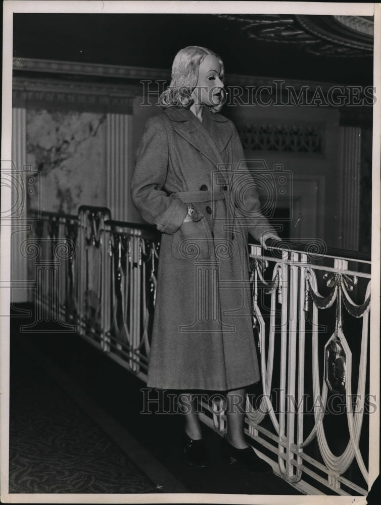 1937 Press Photo A store dummy with a coat
