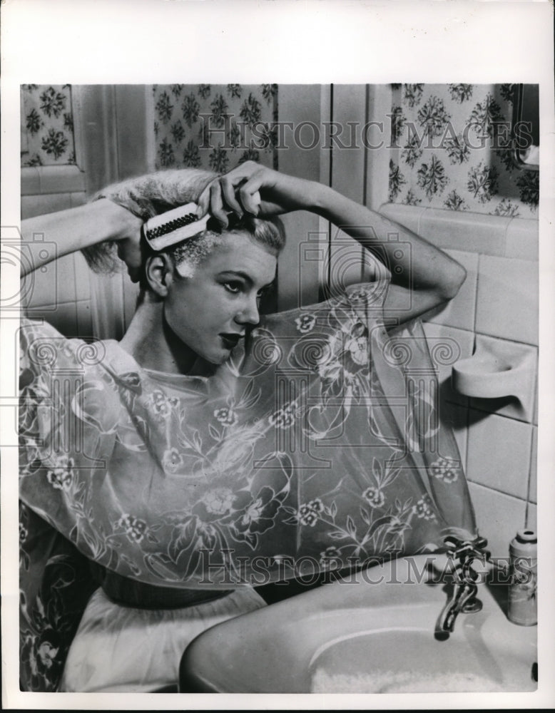 Load image into Gallery viewer, 1951 Press Photo Scrub hairline with Brush.
