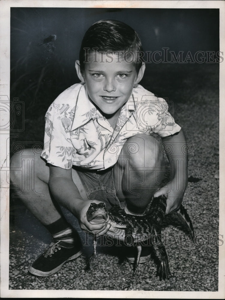 1958 Press Photo David Rinnly, with Alligator
