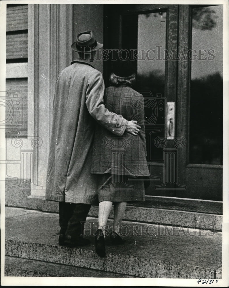 Load image into Gallery viewer, 1937 Press Photo Bill &amp; Joan Pay A Visit State Chemist, Frederick Remer
