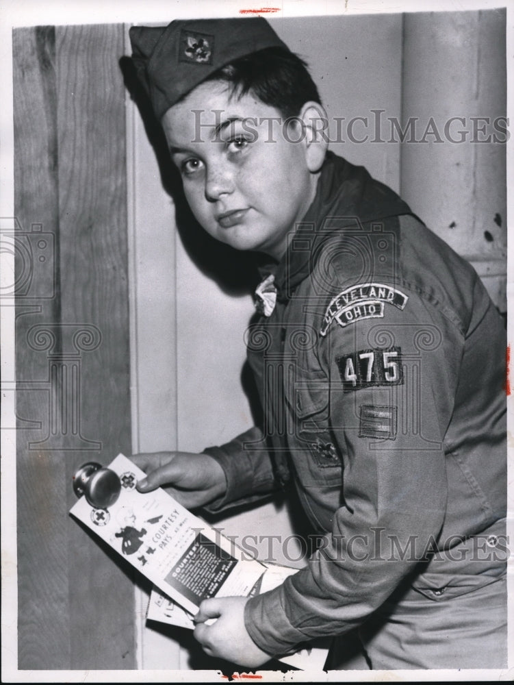 1958 Press Photo Scout Robert Chandler post pamphlet on door knob of neighbor