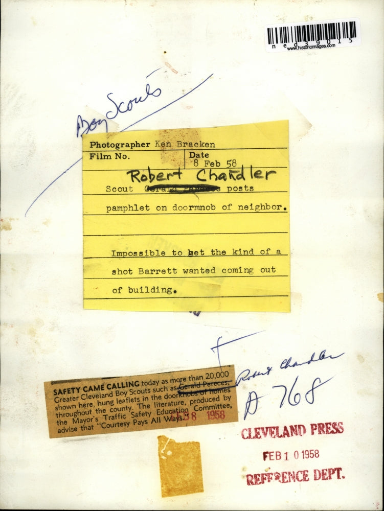 1958 Press Photo Scout Robert Chandler post pamphlet on door knob of neighbor