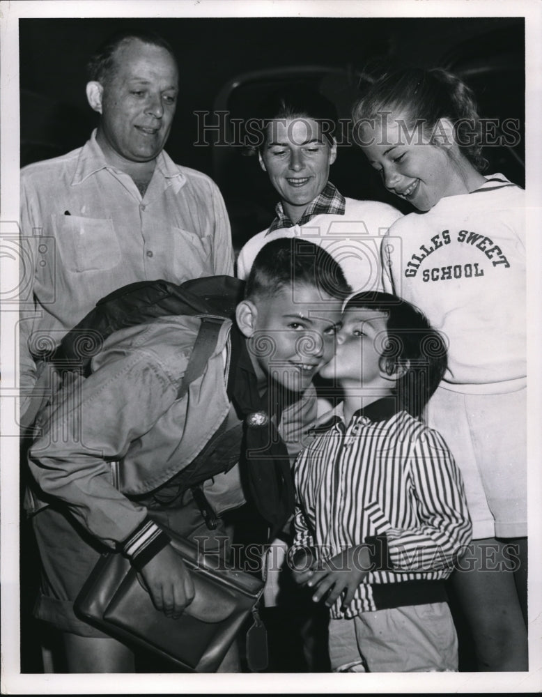 Load image into Gallery viewer, 1957 Press Photo Mr. &amp; Mrs. Robert Gledhill with Bob, Debbie and big sister

