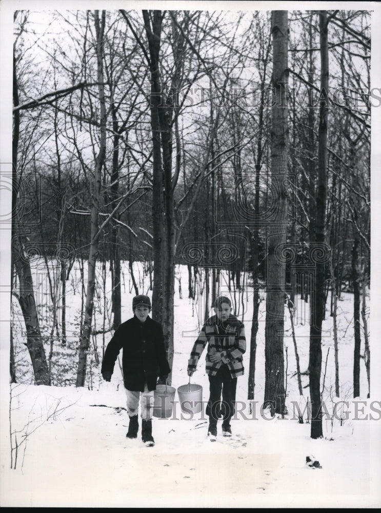 1959 Press Photo Bringing water up from the river Bernard Colpitts and Kenneth