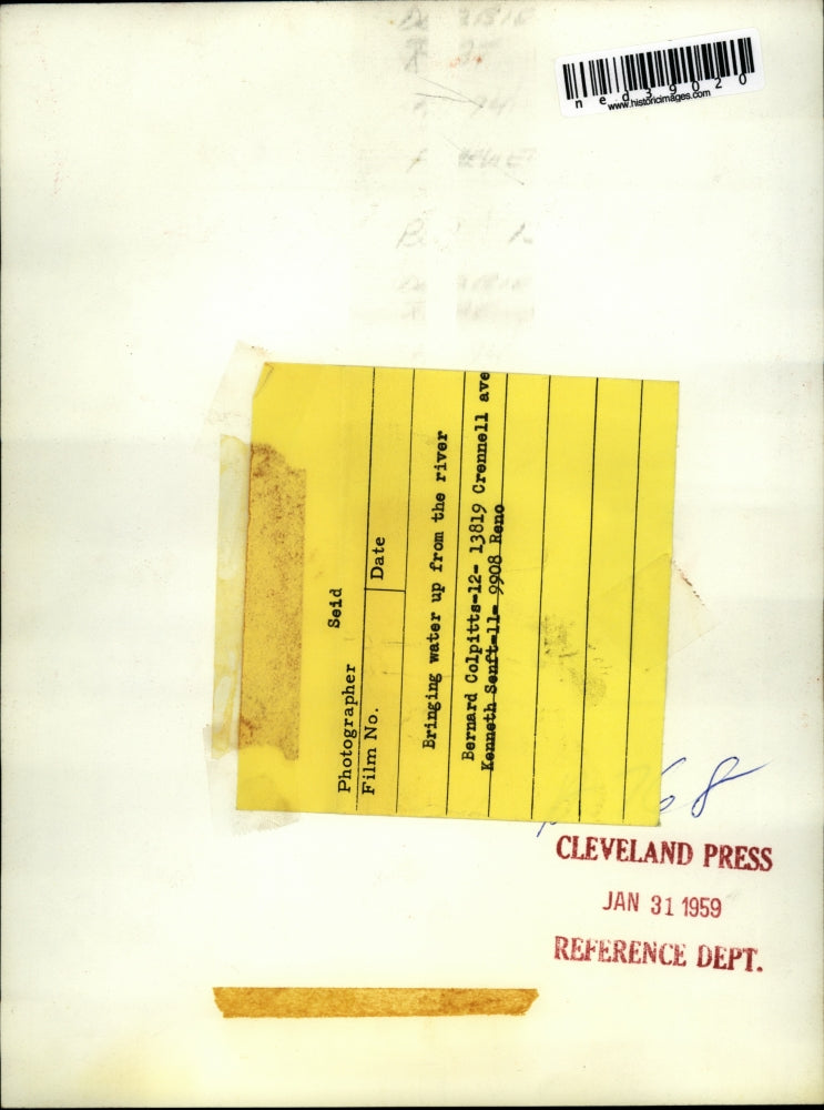 1959 Press Photo Bringing water up from the river Bernard Colpitts and Kenneth