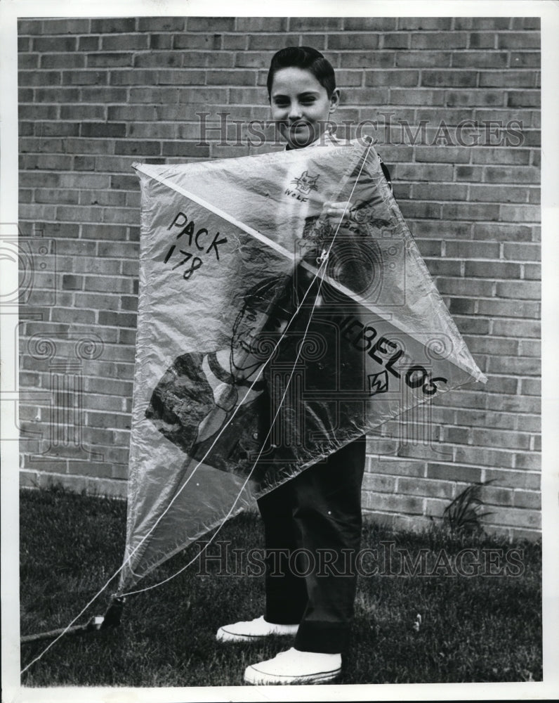 Load image into Gallery viewer, 1955 Press Photo Arthur Pordash Honorable mention Most artistic flat kite
