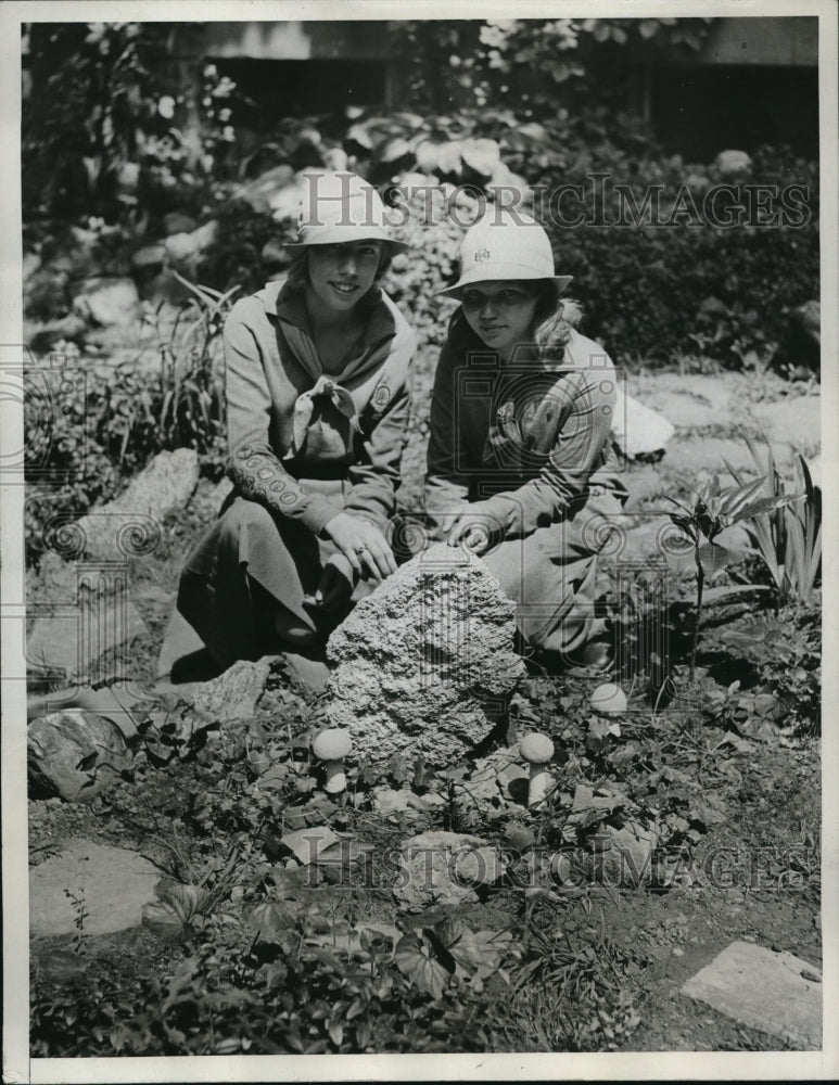 1934 Press Photo Betty Savage and Mabel Willerbrandt, Jr. with a Coquina rock