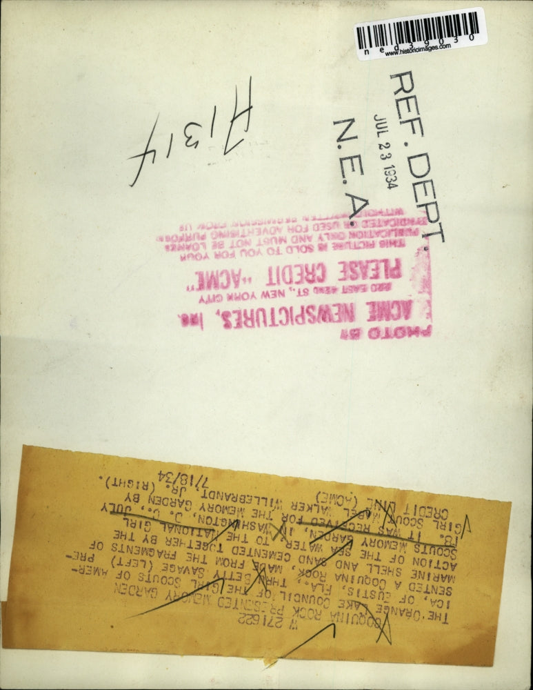 1934 Press Photo Betty Savage and Mabel Willerbrandt, Jr. with a Coquina rock