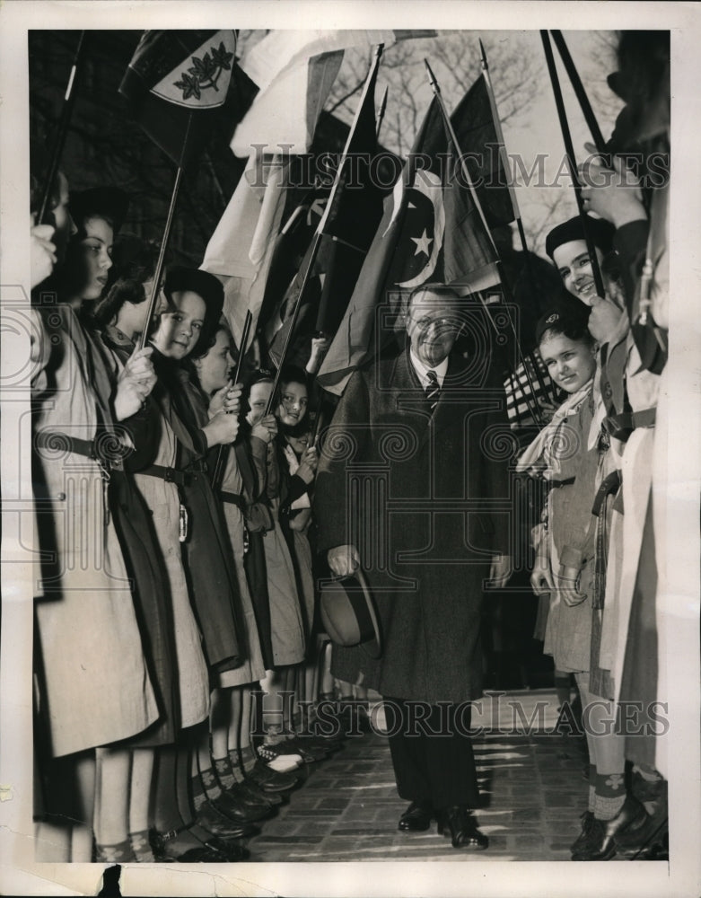 Load image into Gallery viewer, 1940 Press Photo Lord Lothian arrives to help the Girl Scouts celebrate
