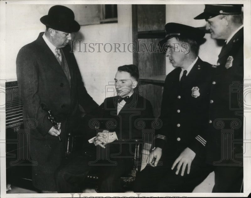 Load image into Gallery viewer, 1932 Press Photo Police questioning Edward Kemmerer
