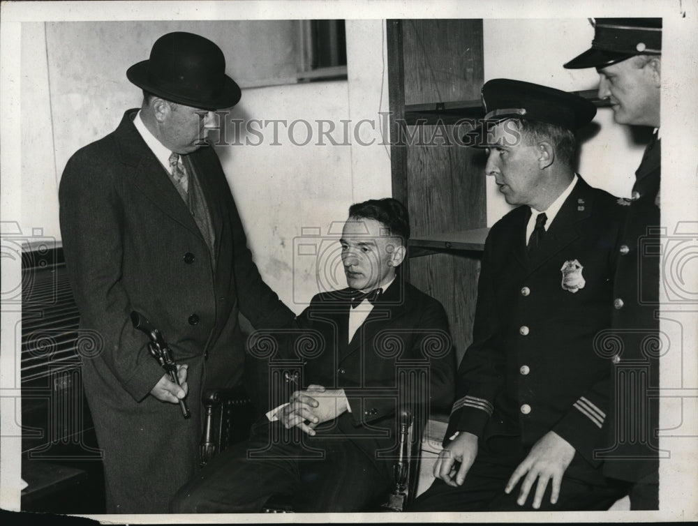 1932 Press Photo Kemmerer being questioned by A.J. Antoine and Lieut. Loughlin