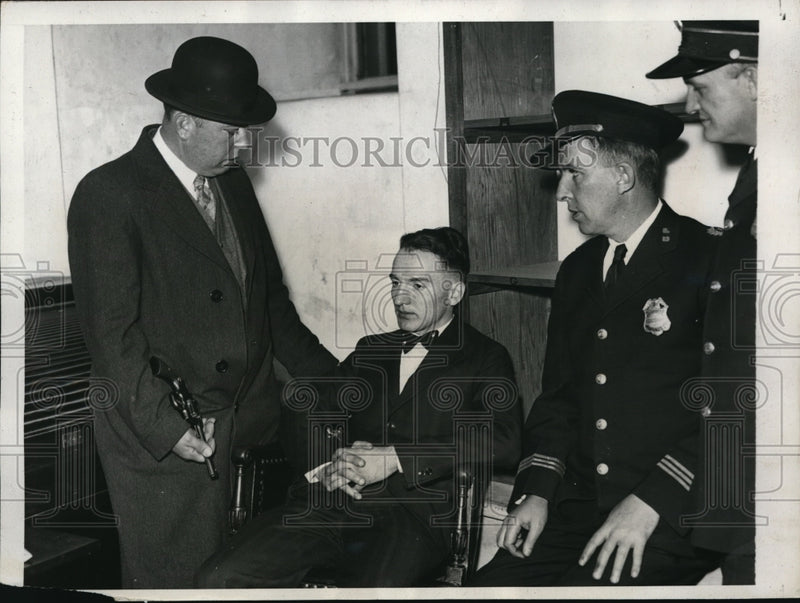 Load image into Gallery viewer, 1932 Press Photo Kemmerer being questioned by A.J. Antoine and Lieut. Loughlin
