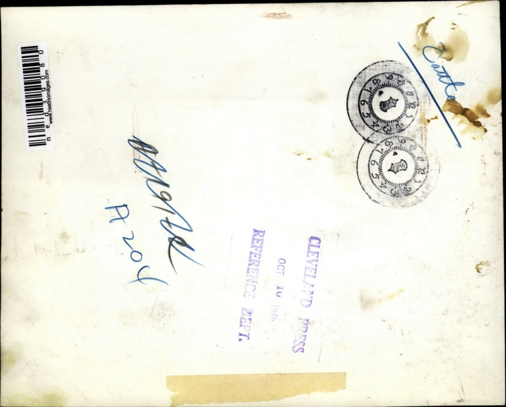 1946 Press Photo Thomas Kearns checks off 38 steers her ordered form Texas