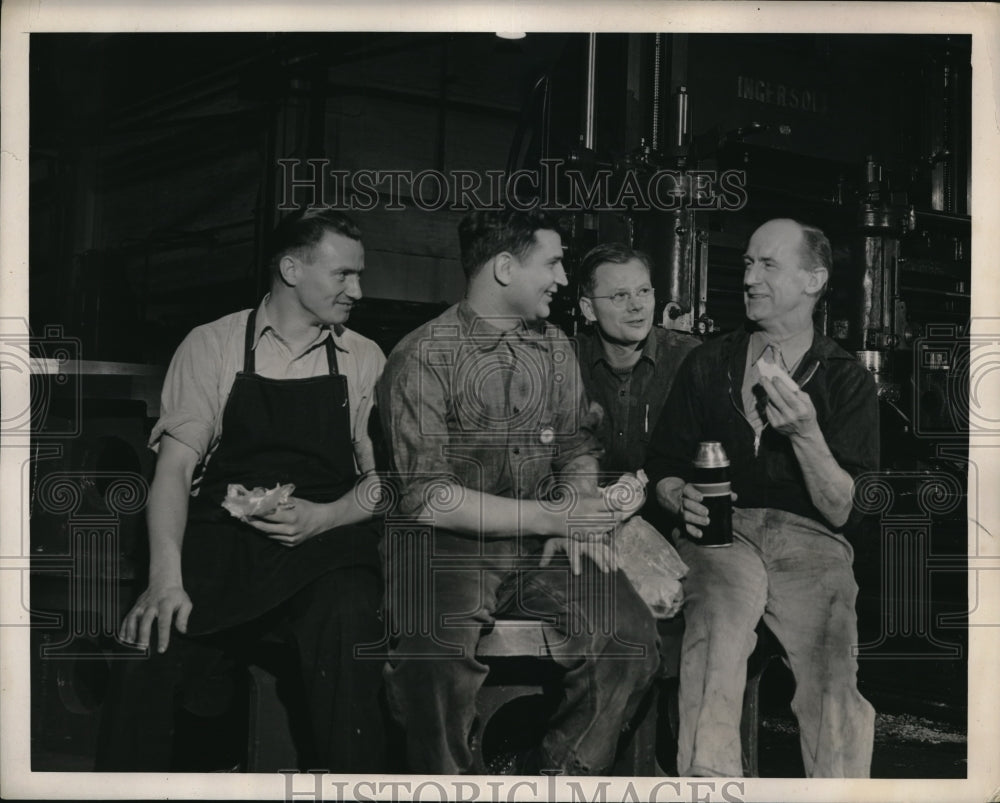 1941 Press Photo Workers in the Westinghouse Electric Elevator Company