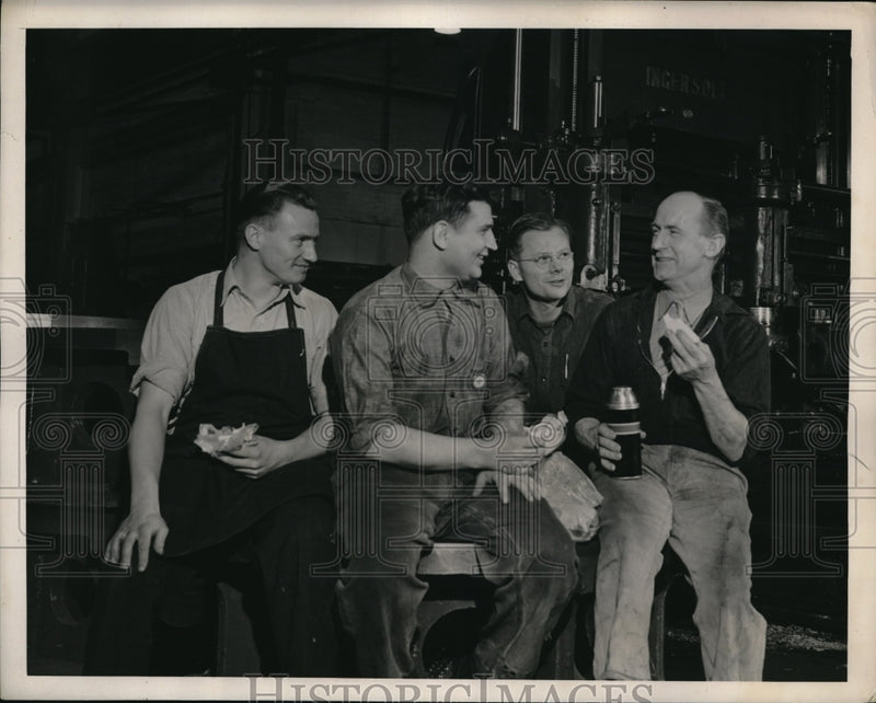 Load image into Gallery viewer, 1941 Press Photo Workers in the Westinghouse Electric Elevator Company
