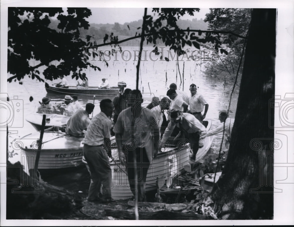 1958 Press Photo Members Of Boy Scout Executive Council Dismounting From Boats