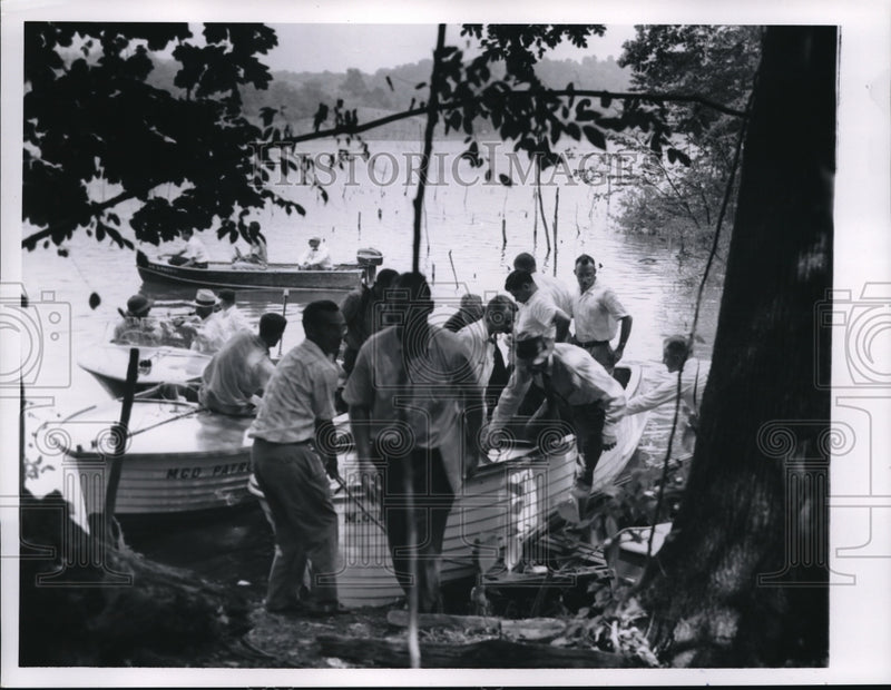 Load image into Gallery viewer, 1958 Press Photo Members Of Boy Scout Executive Council Dismounting From Boats
