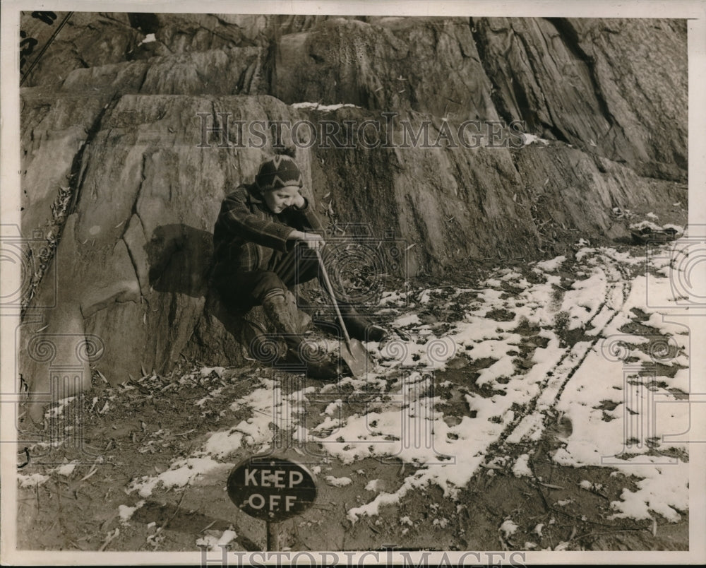 1937 Press Photo A Disappointed Boy Watches The Fast Melting Snow In Central Prk