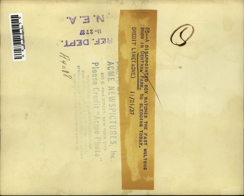 1937 Press Photo A Disappointed Boy Watches The Fast Melting Snow In Central Prk