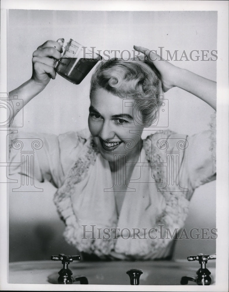 Load image into Gallery viewer, 1952 Press Photo Woman Taking Care Of Her Hair
