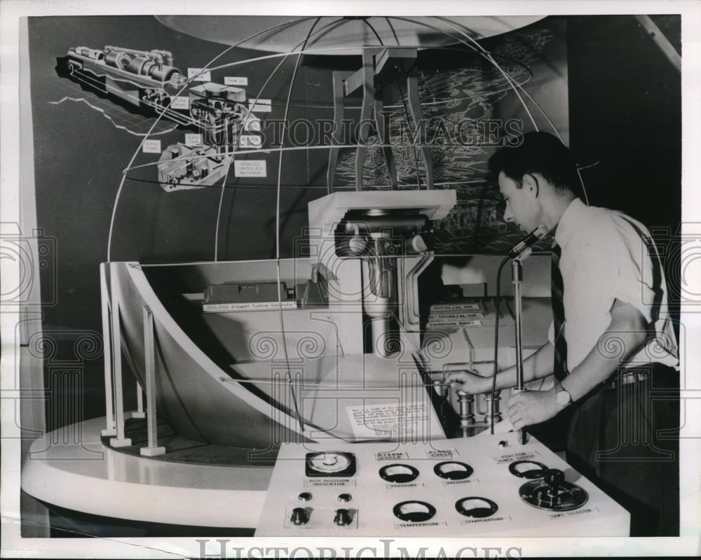 1955 Press Photo Leslie Lewis, General Electric Company