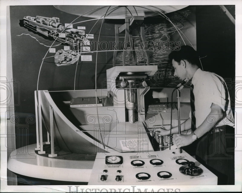 Load image into Gallery viewer, 1955 Press Photo Leslie Lewis, General Electric Company

