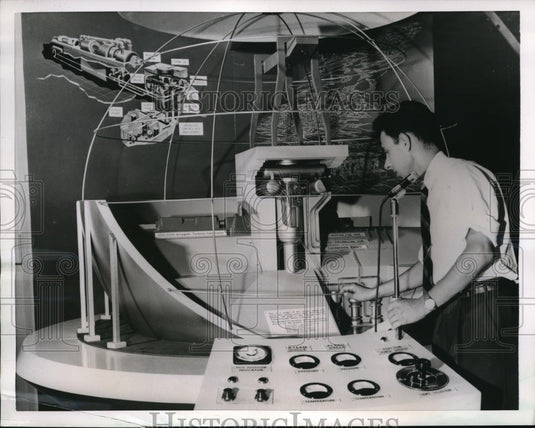 1955 Press Photo Leslie Lewis, General Electric Company