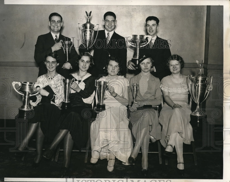 Load image into Gallery viewer, 1932 Press Photo The 1932 4-H club prize winners are shown after they received
