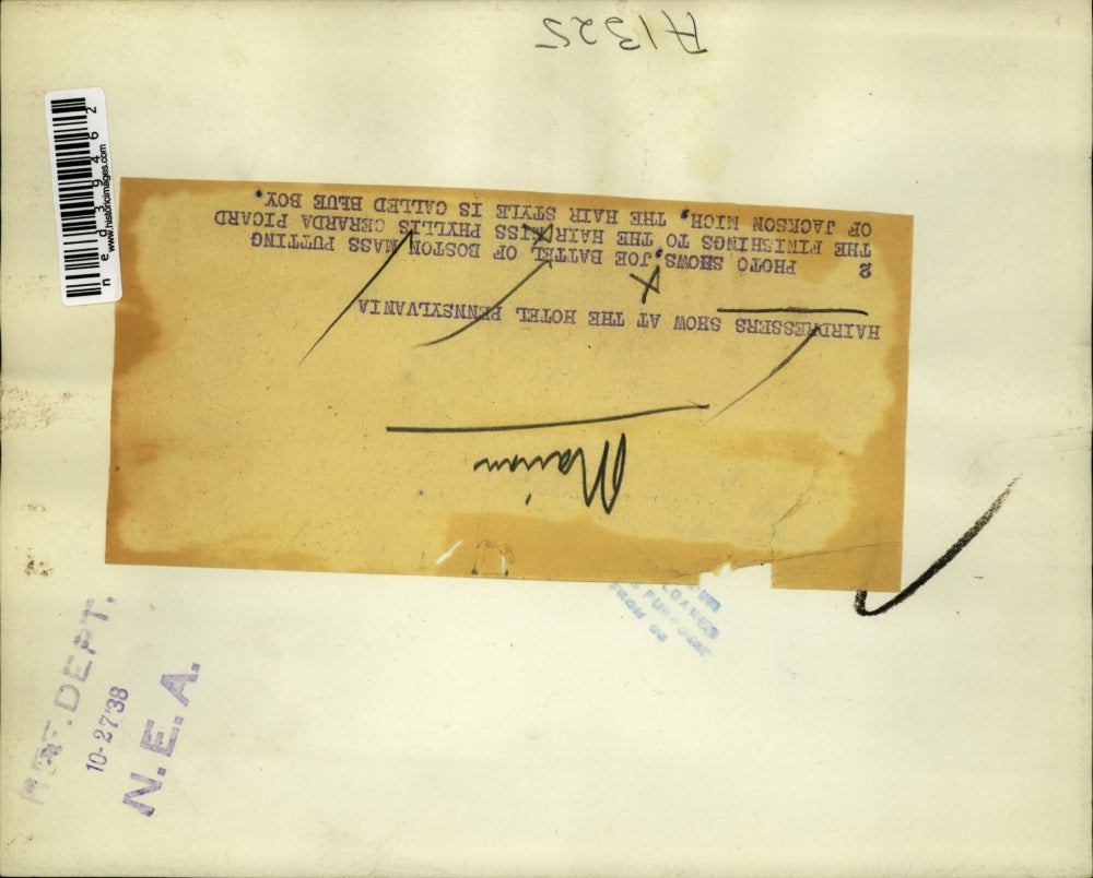 1938 Press Photo Joe Battel of Boston putting the finishings to the hair of MIss