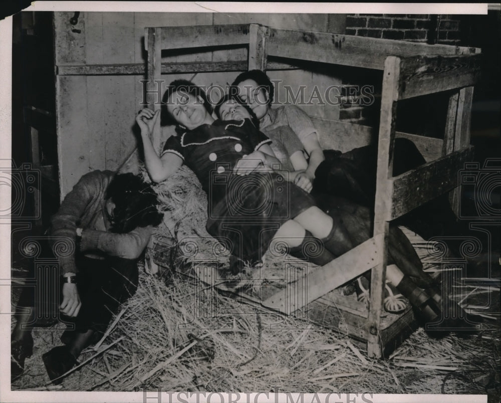 1937 Press Photo Pueblo Colorado Strikers Try To Sleep On Broom Straw Beds