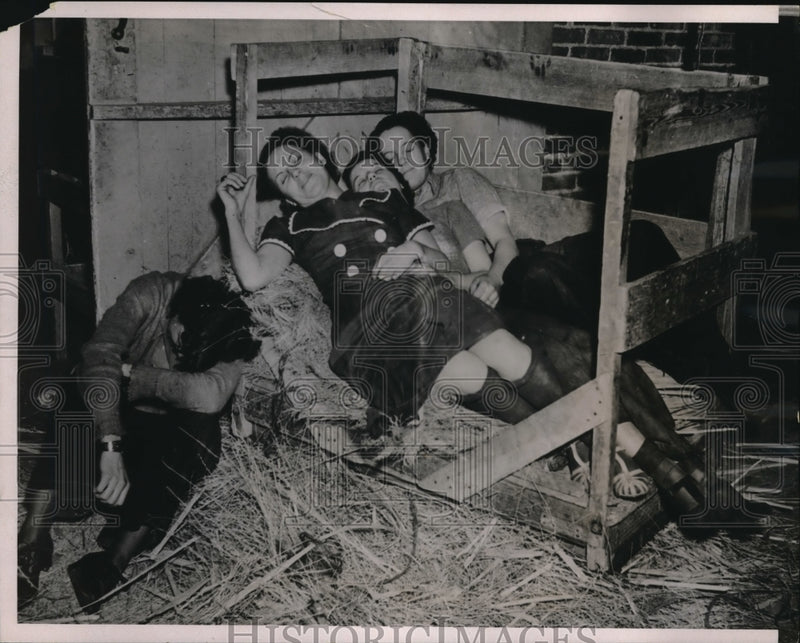 Load image into Gallery viewer, 1937 Press Photo Pueblo Colorado Strikers Try To Sleep On Broom Straw Beds
