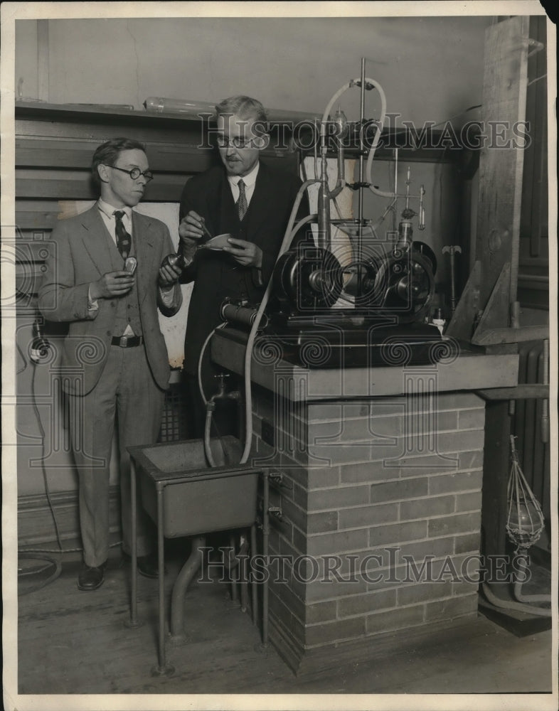 1928 Press Photo Professors Chas T. Knipp And A. Brown Eliminate Battery Power