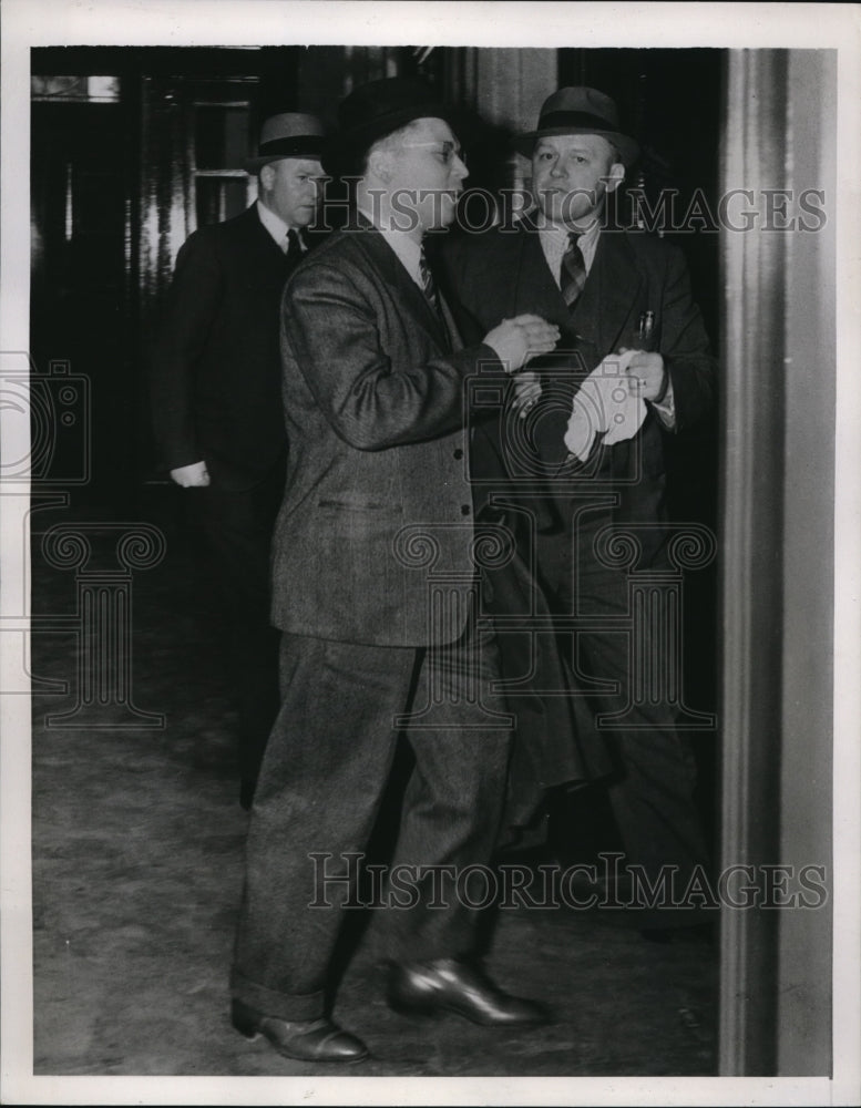 Load image into Gallery viewer, 1939 Press Photo Francis Kelly Charged In Kidnapping of Suzanne Gerber
