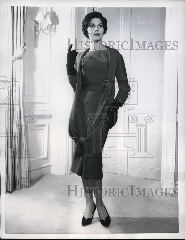 Load image into Gallery viewer, 1959 Press Photo Paris Jean Desses uses deep purple crepe for an afternoon to
