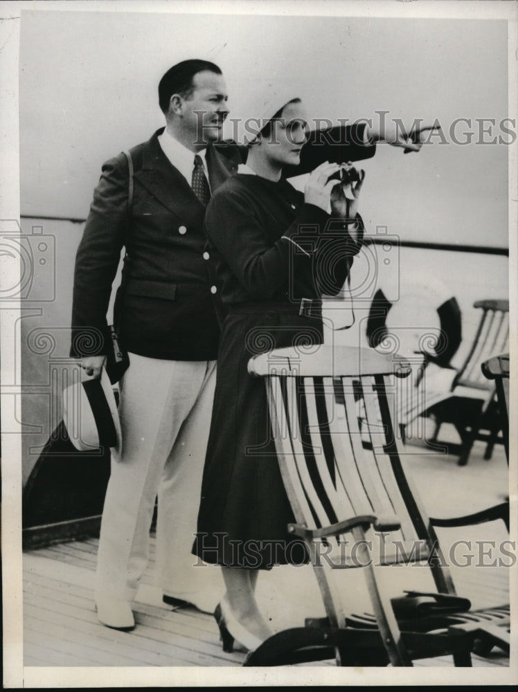 1932 Press Photo Helen Jacobs prominent tennis star views English skyline with