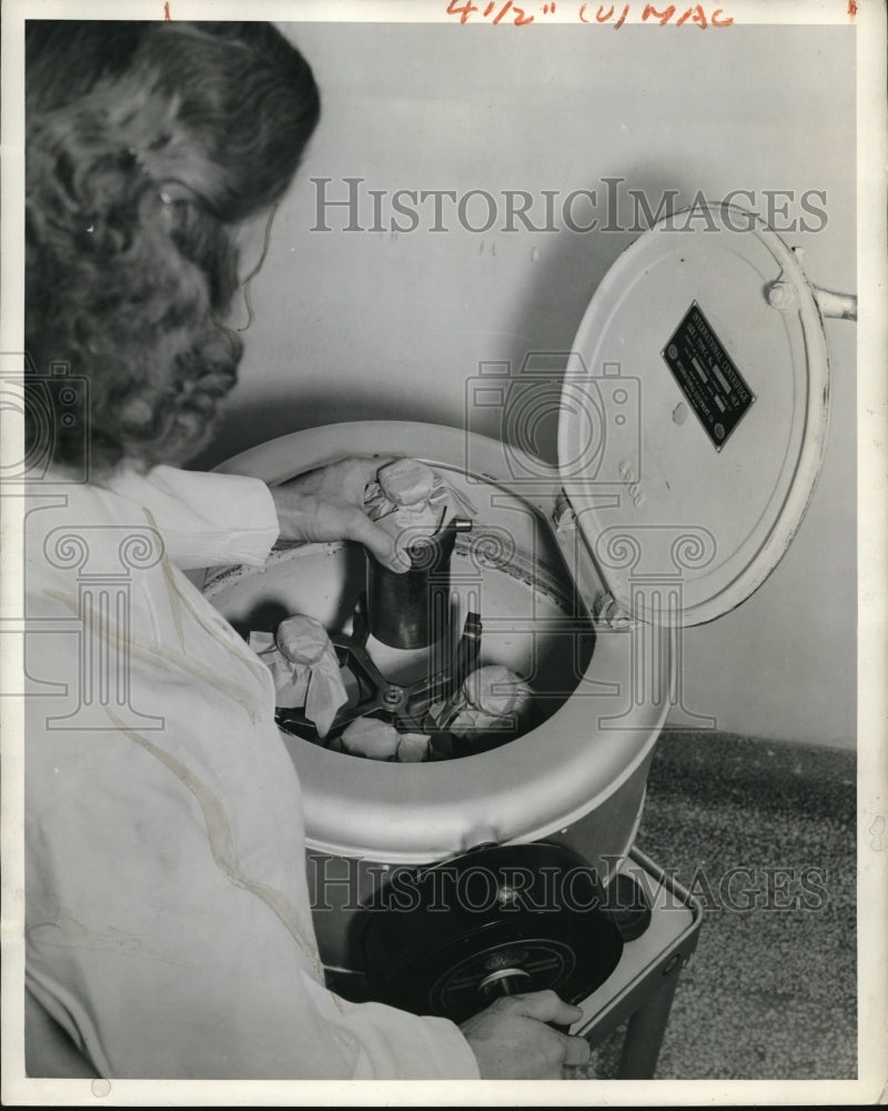 1940 Press Photo Machine Forces Heavier Cells To The Bottom Of The Container
