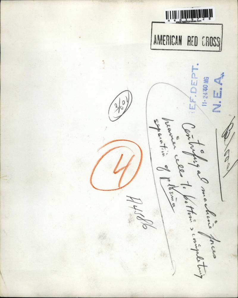 1940 Press Photo Machine Forces Heavier Cells To The Bottom Of The Container