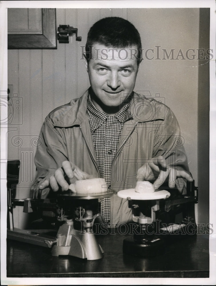 Load image into Gallery viewer, 1955 Press Photo Jack V Mahoney Weighs 6.1 Ounce Scallop Next To Normal Size One
