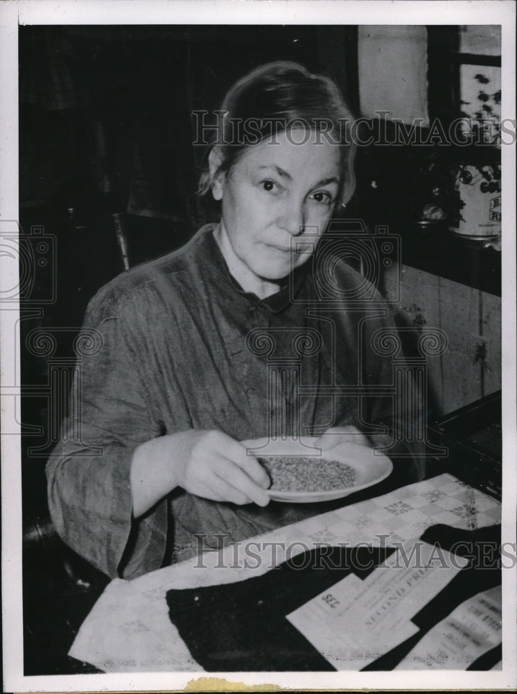 Load image into Gallery viewer, 1946 Press Photo Mrs Amy Kelsey, Wheat Queen, at Int'l Livestock Expo in Chicago
