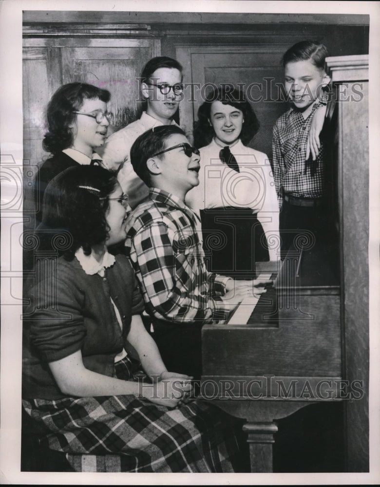 1953 Press Photo Teenagers At Wilson School Using Teen-Time Braille Magazine
