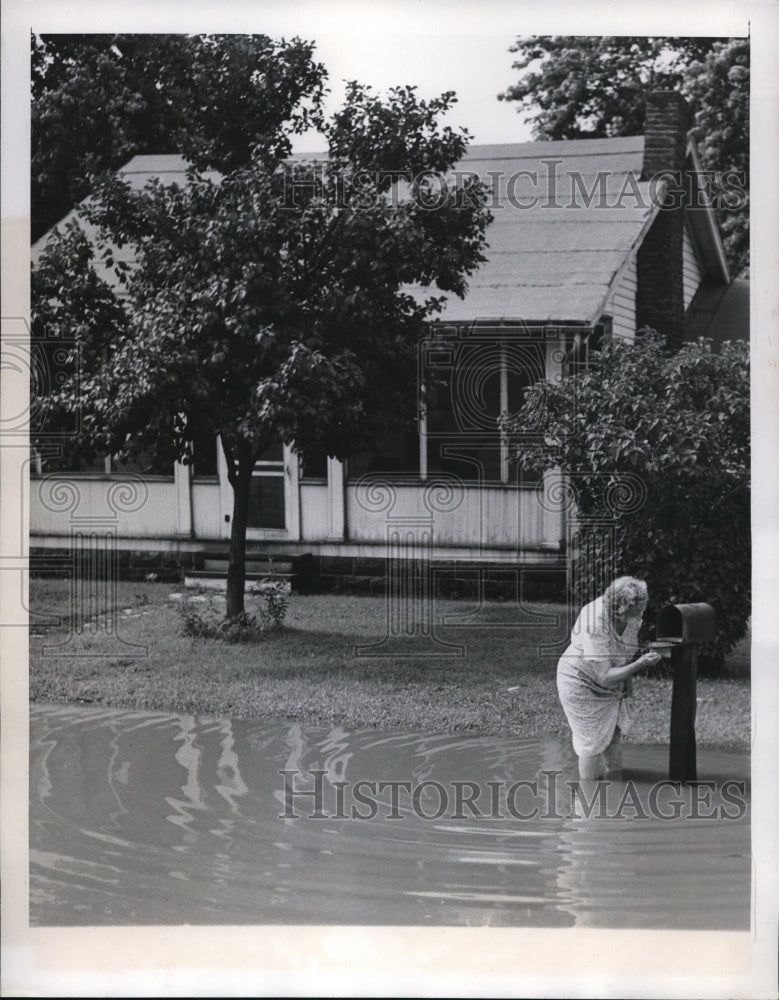 1947 Press Photo Blanche Kaufman Checks Mailbox During Flood In North Dupo