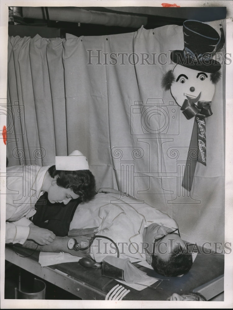 1958 Press Photo RN Giving Blood Transfusion To Patient