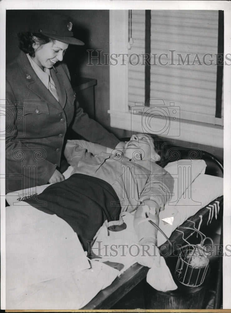 Load image into Gallery viewer, 1943 Press Photo First Leader Margaret Wilder, who are donating to blood
