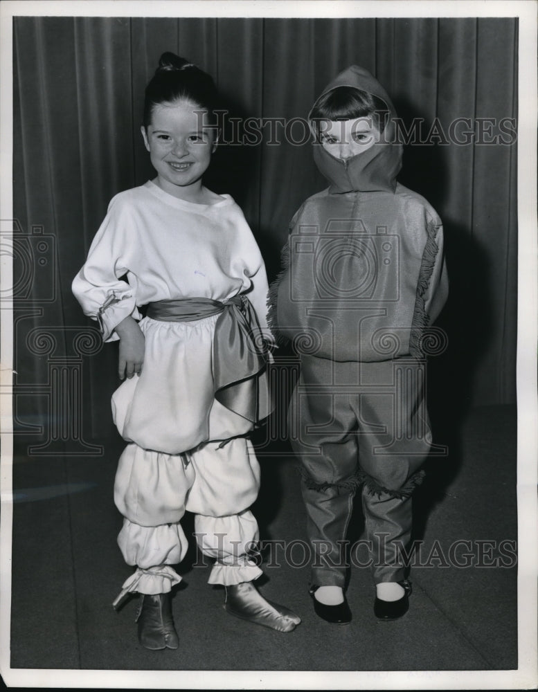 1957 Press Photo Hess Brothers Import Childrens Snow Suits From Japan - Historic Images