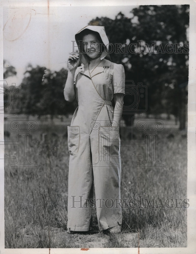 Load image into Gallery viewer, 1941 Press Photo Woman Wears A Quick-To-Put-On Suit For Indoor Or Outdoor Wear
