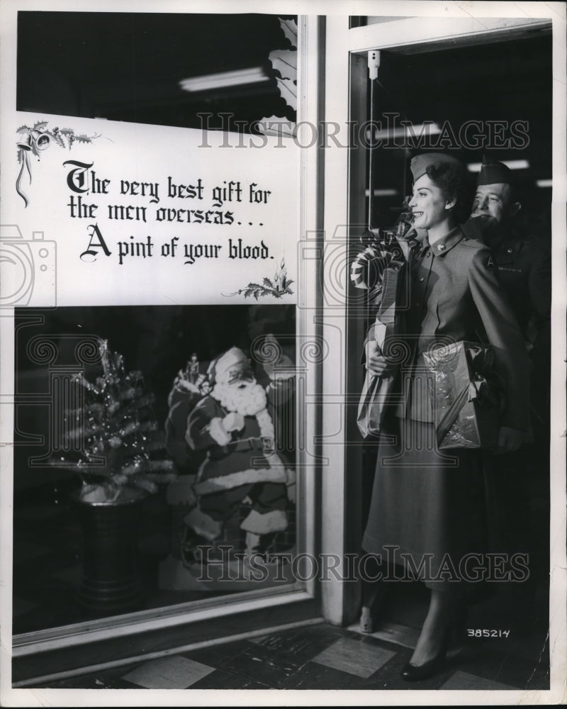 Load image into Gallery viewer, 1951 Press Photo Dorine Hamelin and Corporal Douglas Adams donate blood
