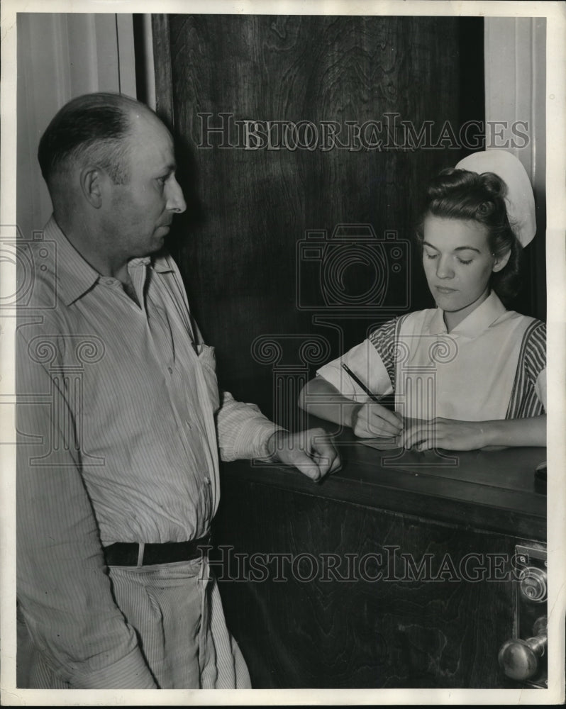 1940 Press Photo Volunteer at blood bank in Gallinger Municipal Hospital