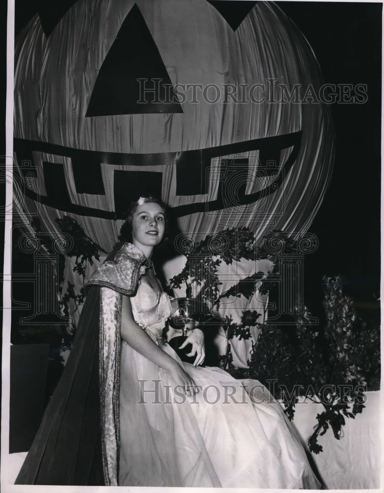 Load image into Gallery viewer, 1950 Press Photo Mary Ann Reilling, was named queen of the Harvest Moon Ball
