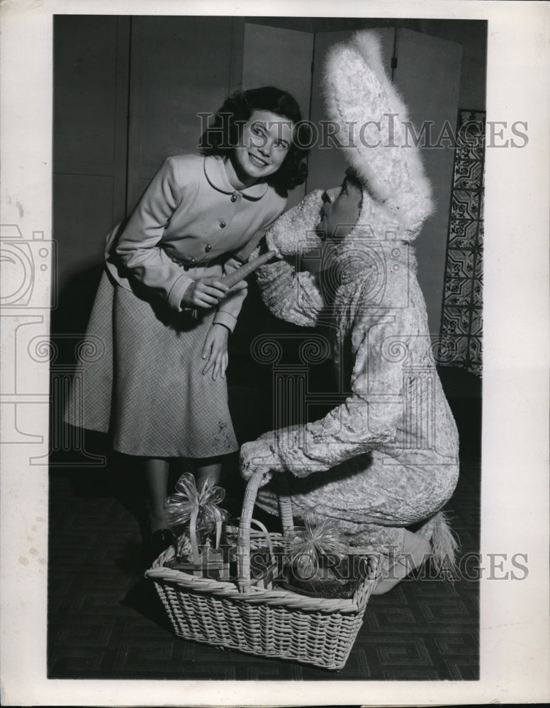Load image into Gallery viewer, 1948 Press Photo Easter bunny whispering to Bonnie Payne at the Palmer House
