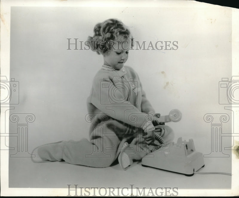 Load image into Gallery viewer, 1959 Press Photo Blanket Jampers bedcothes for Children
